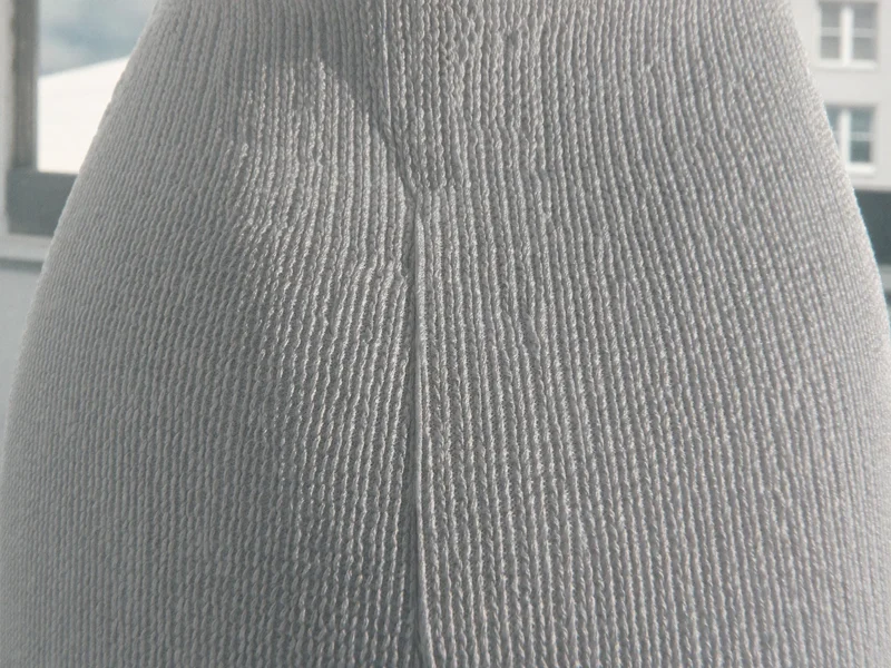 Primo piano di una trama a maglia traspirante con cuciture visibili